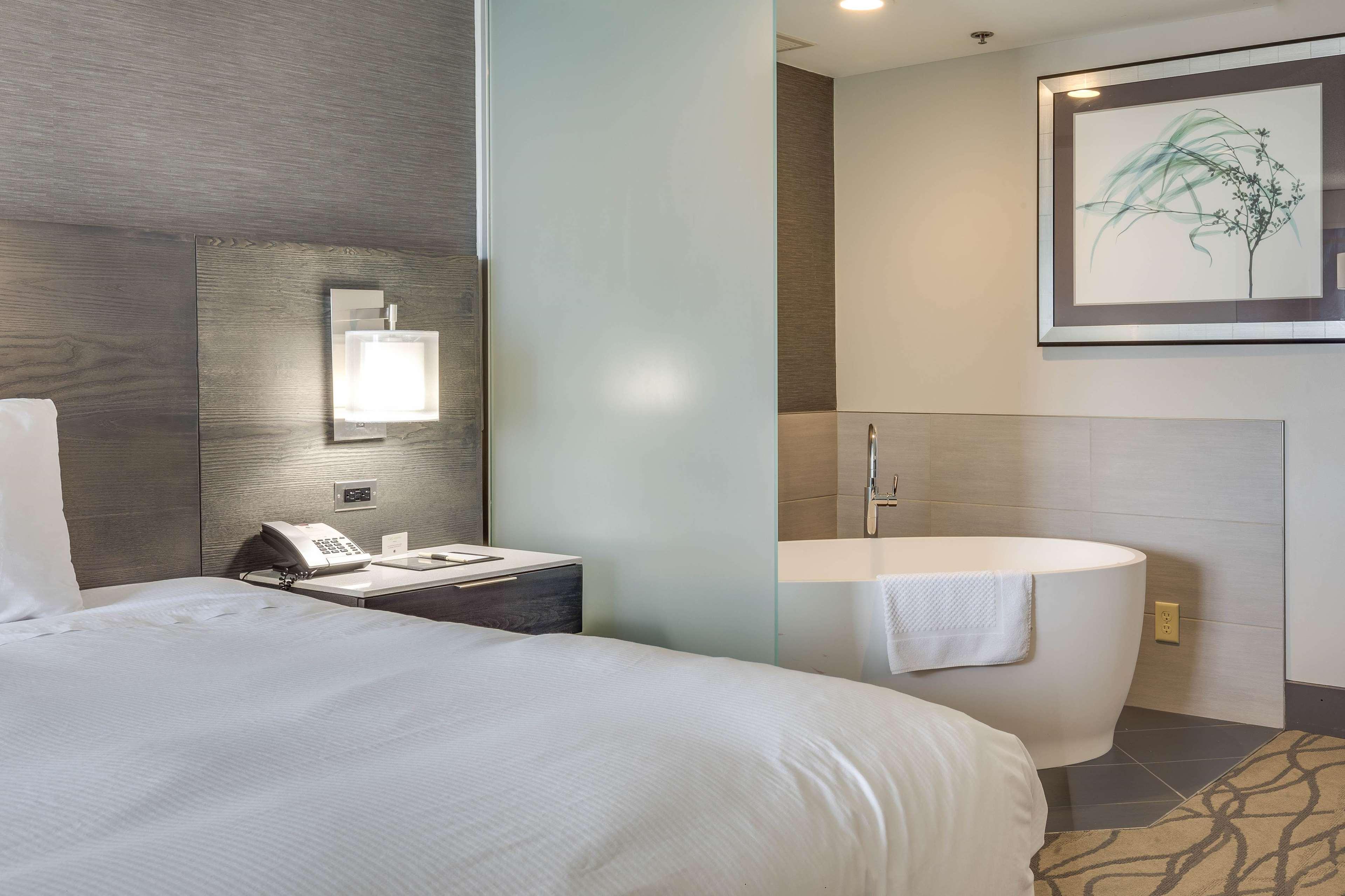 Doubletree By Hilton Racine Harbourwalk Hotel Bagian luar foto