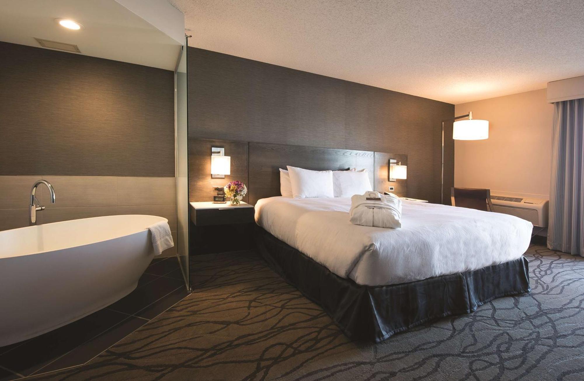 Doubletree By Hilton Racine Harbourwalk Hotel Bagian luar foto