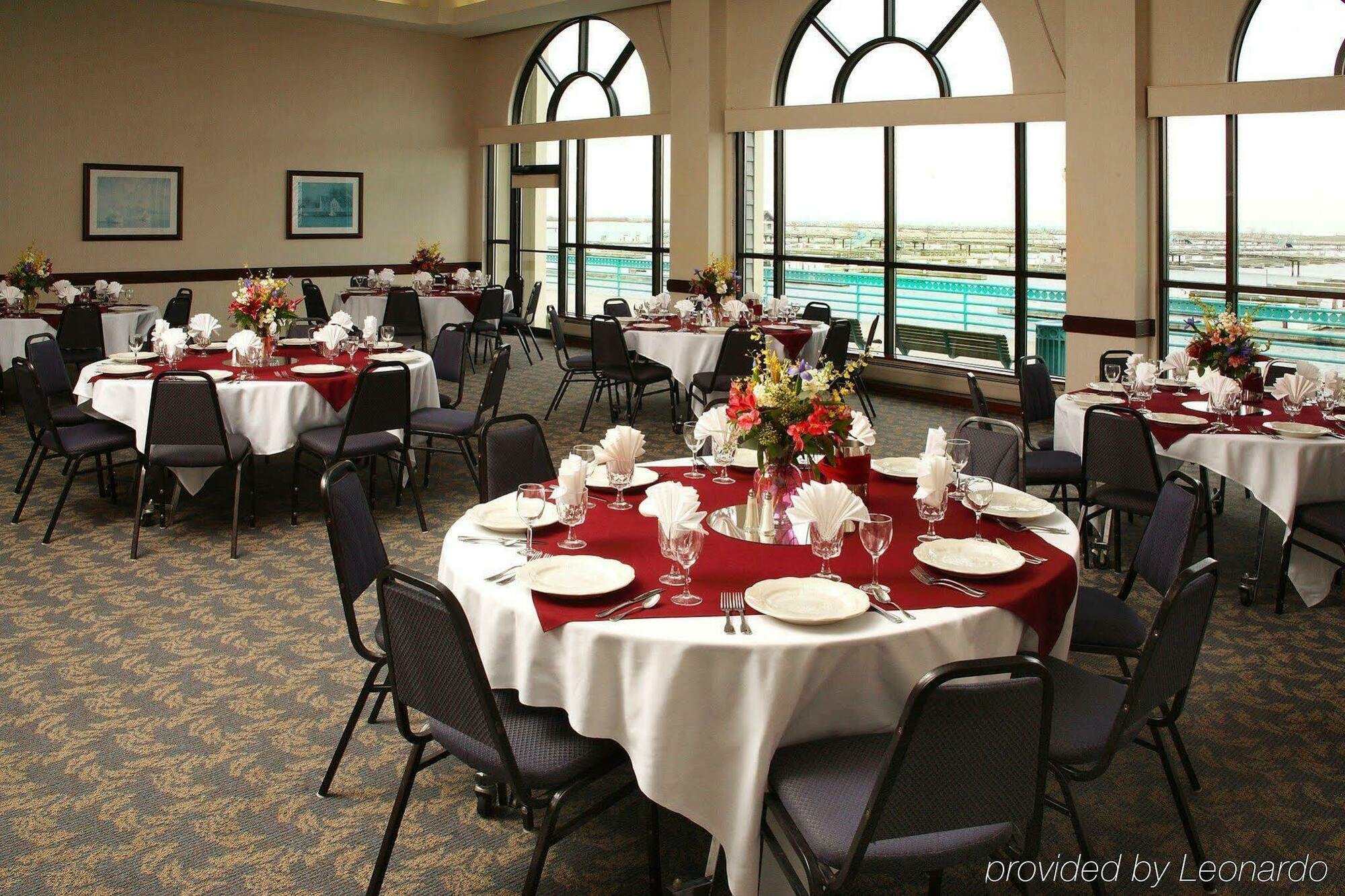 Doubletree By Hilton Racine Harbourwalk Hotel Restoran foto